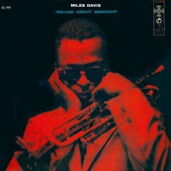 DAVIS MILES :  'ROUND ABOUT MIDNIGHT  (SPEAKERS CORNER)

(Columbia CL 949) Miles Davis (tr); John Coltrane (ts); Red Garland (p); Paul Chambers (b); Philly Joe Jones (dr) - Registrato nell'ottobre del 1975, nel giugno e nel settembre del 1956 al Columbia's 30th Street Studio, New York in mono. Prodotto da George Avakian. Finalmente le prime registrazioni che Miles Davis fece con la Columbia nel 1955 e 1956, sono nuovamente disponibili in vinile e sono state realizzate senza ricorrere a tagli o modifiche che solitamente si utilizzano al giorno d'oggi. All'ascoltatore non resta che rilassarsi e godersi le 6 tracce di 'Round About Midnight nell'ordine in cui il produttore, probabilmente in accordo con Davis, ha deciso di proporle. Tutti i pezzi sono noti e sono stati suonati migliaia di volte in tante versioni, ma quello che hanno fatto Davis ed ogni singolo musicista del suo quintetto, in termini di inventivit, elettrizzanti improvvisazioni ed abilit artistica,  davvero straordinario. Il suono senza vibrato di Miles Davis ricorda John Coltrane come  chiaro ascoltando Bye, Bye Blackbird, mentre il pezzo forte di Paul Chamber  Ack Varmeland du Skona (Cara vecchia Stoccolma). Il fatto che nel 1956-1957 il bebop fosse molto di moda lo dimostrano i classici Tadd's Delight di Tadd Dameron e Ah-Leu-Cha di Charlie Parker. In 'Round About Midnight tuttavia i fili melodici sono pi moderati, aprendo la strada a quello che pi avanti sarebbe stato chiamato jazz modale. Sebbene 'Round About Midnight come disco non abbia mai raggiunto la fama di King of Blue, questa registrazione della Columbia contiene molte gemme che vale assolutamente la pena ascoltare.