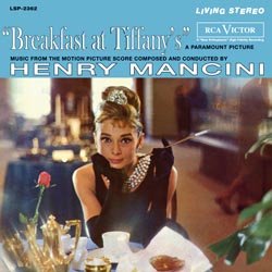 MANCINI HENRY :  BREAKFAST AT TIFFANY'S  (SPEAKERS CORNER)

(RCA LSP 2362) Henry Mancini (arr, cond, p) & orchestra - Registrato nel 1961. Prodotto da Dick Pierce. Nella celeberrima commedia romantica Breakfast at Tiffany's la vita della smagliante Holly Golightly  fatta di lunghe notti, feste da capogiro, uomini affascinanti e la sua cifra  la colazione davanti alla vetrina della famosa gioielleria americana: in realt per la donna ha un nome molto ordinario ed un passato di grande povert. Il compositore, direttore d'orchestra ed arrangiatore americano Henry Mancini ha regalato a questa esotica donna di mondo in cerca di marito, alcune melodie ormai diventate celeberrime. Fatta eccezione per il dolce e lamentoso successo mondiale Moon River, Mancini ed i suoi musicisti di Hollywood mescolano sonorit zuccherine con elementi pi aspri ed amari che servono a glassare l'intricato profilo della donna capricciosa. In The Big Blow Out il suono fantastico della big band  accompagnato da un audace assolo di tromba, mentre in Breakfast At Tiffany si pu apprezzare un delizioso melange di violini con un coro maschile sospettosamente addomesticato. Come  noto, nel film c' anche molta danza: Latin Golightly offre un leggero ritmo latino-americano, mentre Loose Caboose un divertente mambo. Alla fine del film il brano Moon River si gonfia fino a diventare un cha-cha, come a dire che un lieto fine non deve in alcun modo essere sentimentale. Breakfast at Tiffany's  un disco perfetto per riscoprire un film immortale ed un compositore davvero fuori dal comune. Su Speakers Corner  anche disponibile la colonna sonora di Pink Panther (RCA LSP 2795), sempre firmata da Henry Mancini.