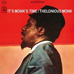 MONK THELONIOUS :  IT'S MONK'S TIME  (SPEAKERS CORNER)

(Columbia CS 8984) Thelonious Monk (p); Charlie Rouse (ts); Butch Warren (b); Ben Riley (dr) - Registrato tra gennaio e marzo del 1964. Prodotto da Teo Macero. Nel 1964 'il grande sacerdote del bop', come veniva chiamato Thelonious Monk, stava vivendo il momento pi alto della sua carriera e aveva un quartetto ben preparato ed in forma che si era formato suonando in numerosi festival. Con tre originali del pianista e tre standard, in It's Monk's Time i musicisti si fanno strada attraverso temi apparentemente semplici, ma ritmicamente complessi, interrotti di tanto in tanto dagli assolo di Monk al pianoforte. Sul palco il pianista americano si muoveva attorno al suo strumento come un goffo orso con uno dei suoi caratteristici cappelli in testa, si abbassava sul pianoforte dopo l'assolo di Charlie Rouse, i suoi enormi piedi battevano il ritmo, giocherellava con l'anello al dito, dando contemporaneamente vita a delle meravigliose improvvisazioni. Appello ai fan del jazz: ascoltate Thelonious Monk e vi divertirete da matti, soprattutto se nel vostro giradischi inserite It's Monk's Time!