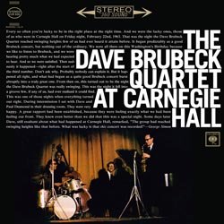 BRUBECK DAVE :  THE DAVE BRUBECK QUARTET AT CARNEGIE HALL  (SPEAKERS CORNER)

(Columbia C2S 826) Dave Brubeck (p); Paul Desmond (as); Eugene Wright (b); Joe Morello (dr) - Registrato nel febbraio del 1963 al Carnegie Hall di New York. Prodotto da Teo Macero. Molti critici considerano il concerto di Dave Brubeck al Carnegie Hall del febbraio 1963 la sua performance live pi riuscita. Ma chi pu davvero giudicare? A parte lo stesso Brubeck, nessuno ha visto ed ascoltato tutti i sui quasi 12.000 concerti. Anche se i dodici pezzi di The Dave Brubeck Quartet at Carnegie Hall erano gi stati tutti pubblicati in varie registrazioni in studio, essi non erano certamente familiari a tutto il pubblico. Tra un brano e l'altro sul palco Brubeck faceva un po' di pubblicit alla sua discografia, ma con lo charm e l'ironia tipici di questo mattatore era davvero impossibile arrabbiarsi. Il programma del concerto inizia con St. Louis Blues e termina con Take Five. Fortunatamente gli assolo sono distribuiti tra tutti i musicisti cosicch Paul Desmond e Joe Morello, le cui esibizioni non possono che essere definite eccellenti, ricevono entusiastici applausi da parte del pubblico. Castilian Drums dimostra la ricchezza di idee di Morello ed il suo grandioso senso del ritmo; anche se brevi, gli assolo di Desmond come ad esempio in Southern Scene sono significativi, melodicamente struggenti e molto poetici. The Dave Brubeck Quartet at Carnegie Hall  un disco davvero speciale perch riunisce 12 perle sonore registrate al Carnegie Hall quasi sessant'anni fa.