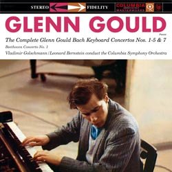 GOULD GLENN :  THE BACH KEYBOARD CONCERTOS  (SPEAKERS CORNER)

(Columbia) The Bach Keyboard Concertos J. S. Bach: Keyboard Concertos Nos. 1-5 and 7 / L. v. Beethoven: Piano Concerto No. 1 - Glenn Gould, the Columbia Symphony Orchestra conducted by Vladimir Golschmann and Leonard Bernstein  Registrato nellaprile del 1957, nellaprile, nel maggio e nel giugno del 1958, nel maggio del 1967 e nel febbraio 1969 al Columbias 30th Street Studio di New York City da Fred Plaut. Prodotto da Andrew Kazdin e Howard H. Scott. I tentativi fatti per descrivere la complessa personalit del pianista, compositore, clavicembalista e organista canadese Glenn Gould (1932-1982) sono infiniti, cos come tantissime sono le interpretazioni sorprendenti e spesso eccentriche del maestro. Alcuni lo hanno definito un maniaco sensibile, altri un individualista nevrotico o un genio intransigente: in tutti i casi Gould ha sempre polarizzato lopinione pubblica e continua a provocare e affascinare anche a molti anni di distanza dalla sua morte, avvenuta nel 1982. Il pianista smise di tenere concerti nel 1964, per lui era diventato insopportabile esibirsi davanti al pubblico e da quel momento si dedic esclusivamente alle registrazioni in studio. Il prezioso set composto da 3 vinili audiophile 180 gr., The Bach Keyboard Concertos, propone le sublimi interpretazioni dei concerti per pianoforte e orchestra che vede Gould insieme alla Columbia Symphony Orchestra sotto la direzione di Vladimir Golschmann e Leonard Bernstein. La famigerata severit di Gould  capace di dare forma anche alla pi piccola figura della partitura, rendendo giustizia alle mille sfaccettature della musica di Johann Sebastian Bach: a volte si ha addirittura limpressione che Gould pi che un interprete sia un creativo co-compositore. Il noto critico musicale Werner Theurich ha scritto in merito alle interpretazioni di Gould: Nessuno aveva mai suonato in modo pi veloce e pi intensamente. Le performances di Gould non sono altro che paradisiache. The Bach Keyboard Concertos  un cofanetto prezioso in cui emerge tutta lamore che Glenn Gould nutriva per la musica del grande compositore tedesco.