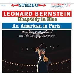 BERNSTEIN LEONARD :  GERSHWIN: RHAPSODY IN BLUE, AN AMERICAN IN PARIS  (SPEAKERS CORNER)

(Columbia MS 6091) George Gershwin: Rhapsody in Blue, An American in Paris - The Columbia Symphony Orchestra and the New York Philharmonic Orchestra conducted by Leonard Bernstein - Registrato nel giugno del 1959 e nel dicembre del 1958 al St George Hotel di Brooklyn, New York, da Fred Plaut e Frank Bruno. Prodotto da John McClure. Rhapsody in Blue, veloce e furioso lavoro orchestrale con pianoforte che inizia con quello che pu essere sicuramente definito il pi famoso glissando per clarinetto dei tempi moderni,  stato composto da George Gershwin (1898-1937) con l'intenzione di presentare quante pi sfaccettature possibili della musica del Nuovo Mondo. Il maestro americano ha infatti affermato di aver voluto dipingere un caleidoscopio musicale d'America: il nostro enorme melting pot, i nostri tratti tipici nazionali, il nostro blues, la nostra vita ribollente nelle citt. Con queste parole in mente, Leonard Bernstein (1918-1990) ha effettuato numerose registrazioni dell'opera e tra le molte eccellenti, questa versione del 1959 con la Columbia Orchestra  particolarmente degna di nota. Bernstein assume una doppia funzione, di direttore e solista, e si fa strada in modo sicuro attraverso la partitura altamente diversificata per creare un'immagine sonora a tutto tondo, piena di dinamiche orchestrali e assoli finemente cesellati. Nell'opera di Gershwin, il solista e l'orchestra non ricorrono a roboanti effetti wow o a egomaniaci acrobazie da tastiera cosicch Rhapsody in Blue pu essere descritto come un pezzo rapsodico nel miglior senso della parola. Il lato B del disco propone invece l'autobiografico An American in Paris. I superbi musicisti della New York Philharmonic Orchestra dipingono musicalmente le potenti impressioni di un visitatore che si aggira per le frenetiche strade della capitale francese. Gershwin: Rhapsody in Blue, An American in Paris  un disco straordinario che offre all'ascoltatore le splendide opere di un grande compositore, interpretate da un direttore d'orchestra e solista davvero geniale.