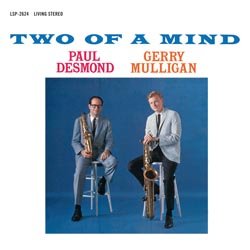 DESMOND PAUL / MULLIGAN GERRY :  TWO OF A MIND  (SPEAKERS CORNER)

(Rca LSP 2624) Gerry Mulligan (bs); Paul Desmond (as); Joe Benjamin, John Beal, Wendell Marshall (b); Connie Kay, Mel Lewis (dr) - Registrato nel 1962 nello studio della Rca Victor's a New York City da Ray Hall, Bob Simpson e Mickey Crofford. Prodotto da Bob Prince e George Avakian. Anche se a volte predominano il suono meraviglioso, la reciproca comprensione e l'equilibrio armonioso, il rapporto tra il sax contralto di Paul Desmond ed il sax baritono di Gerry Mulligan  molto lontano da quello che viene definito 'easy listening'. Per molti ascoltatori sono gi difficili da identificare le linee melodiche in standard come Stardust e The Way You Look Tonight, o quale tema si nasconde dietro a Two of a Mind. Gli incontri per le registrazioni nello studio della Rca si svolsero in pi giorni per cui nel disco si possono ascoltare diversi bassisti e batteristi: al basso si alternano Wendell Marshall, Joe Benjamin o John Beal, mentre alla batteria Connie Kay o Mel Lewis. Tutti questi musicisti formano una squadra brillante ed il fatto che manchi un pianoforte  sia voluto che inevitabile per le registrazioni di Mulligan di quell'anno. Two of a Mind  un progetto che, in una collezione, merita sicuramente un posto tra i Best Of accanto alle altre registrazioni di Gerry Mulligan con Ben Webster e Stan Getz.