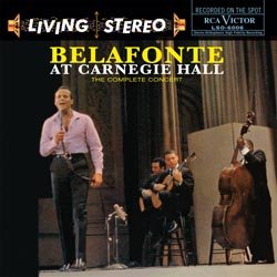 BELAFONTE HARRY :  BELAFONTE AT CARNEGIE HALL  (SPEAKERS CORNER)

(Rca LSO 6006) Harry Belafonte (voc); Millard Thomas, Raphael Boguslav (g); Norman Keenan (b); Danny Barrajanos (perc) & orchestra conducted by Robert Corman - Registrato nell'aprile del 1959 live al Carnegie Hall, New York, da Bob Simpson. Prodotto da Bob Bollard. Esibirsi al Carnegie Hall  sicuramente l'aspirazione pi grande di ogni artista, ma  allo stesso tempo anche un'enorme sfida perch in un'occasione simile non basta essere bravi: all'artista non  richiesto di esibirsi come al solito, ma di fare qualcosa di eccezionale. Harry Belafonte, artista carismatico e di grande esperienza, ci  sicuramente riuscito tanto che il doppio album live Belafonte at Carnegie Hall  rimasto per anni ben saldo ai primi posti di molte classifiche. L'esibizione offerta dal mattatore americano contiene, per cos dire, 3 atti: suggestioni afro-americane, canzoni caraibiche ed escursione nella world music. Belafonte  in piena forma e celebra un incredibile festival della canzone, inframmezzando lo spettacolo con siparietti comici che nascono dall'interazione con il pubblico in visibilio. Il cantante americano  brillantemente affiancato da Bob Corman e dalla sua orchestra di 47 musicisti, una formazione che, quando il maestro alza la sua affascinante voce roca, sembra trasformarsi in una piccola combo. Inutile dire che Belafonte at Carnegie Hall contiene tutti classici come Jamaica Farewell, Day-O e Mama Look a Boo Boo che contribuiscono a fare dell'evento nella mitica sala concerto di New York uno degli spettacoli live pi elettrizzanti di sempre, un evento che cattura l'essenza del performer all'apice della sua carriera. Belafonte at Carnegie Hall  un disco imperdibile perch offre all'ascoltatore la straordinaria occasione di godere di un evento assolutamente unico nel suo genere.