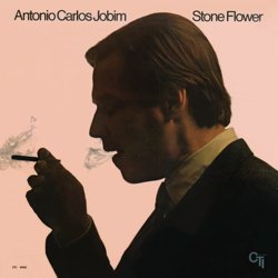 JOBIM ANTONIO CARLOS :  STONE FLOWER  (SPEAKERS CORNER)

(CTI 6002) Antonio Carlos Jobim (p, el-p, v, voc, g); Joe Farrell (ss); Urbie Green (tb); Hubert Laws (fl); Eumir Deodato (g, arr, cond); Harry Lookofsky (v); Ron Carter (b); Airto Moreira, Everaldo Ferreira (perc); Joao Palma (dr) - Registrato nel giugno del 1970 al Rudy Van Gelder Studio, Englewood Cliffs, NJ, USA. Prodotto da Creed Taylor. Intorno al 1970 sembrava essere stato detto tutto il possibile su quel mix di samba e cool jazz che si era imposto negli ultimi due decenni. Molti avventurosi musicisti come Luis Bonfa, Baden Powell, Charly Byrd, Joao ed Astrud Gilberto, il sassofonista Stan Getz e anche Antonio Carlos Jobim hanno contribuito in modo fondamentale allo sviluppo di tale stile musicale. Le orecchiabili melodie di Desafinado e di One Note Samba, firmate da Jobim e Newton Mendonca, erano ascoltate con entusiasmo in tutto il mondo. Che l'uomo da Ipanema avesse ancora molto da dire  provato dal disco Stone Flower che presenta la creativit dell'artista nel punto pi alto della sua maturit. Gi dal brano di apertura, Tereza My Love, con Urbie Green al trombone che interpreta il pezzo in modo cos puro nel registro superiore, si capisce chiaramente che la tarda bossa  strutturalmente molto pi raffinata rispetto a quella hot dance del primo periodo. Le melodie sembrano intrecciate con luccicanti fili di ritmo d'oro e d'argento ed i cluster di note sono leggeri ed ariosi. Tuttavia, qua e l, i musicisti si lasciano andare come nel classico latino Brazil. Con quel mago del suono che  Eumir Deodato come arrangiatore e direttore d'orchestra e Rudy Van Gelder come ingegnere del suono, Stone Flower  certamente un capolavoro della bossa nova.