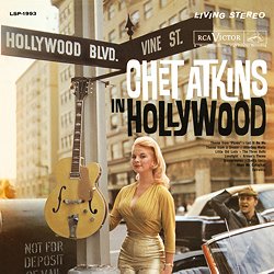 ATKINS CHET :  CHET ATKINS IN HOLLYWOOD  (SPEAKERS CORNER)

(Rca LSP 1993) Chet Atkins, Howard Roberts (g); Jethro Burns (mand); Clifford Hils, George Callender (b); Larry Bunker, Jack Sperling (dr) & strings - Registrato nell'ottobre del 1958 a Hollywood. Prodotto da Chet Atkins. Spesso l'utilizzo di strumenti a corda in un disco rivela una certa maturit del protagonista. Secondo una legge non scritta, prima o poi a tutti i musicisti rock, jazz o folk, viene voglia di immergersi in tonalit pi delicate. Quando pubblic il suo disco Chet Atkins in Hollywood, il leggendario chitarrista era lontano dal suo apice artistico, ma aveva gi molte idee ed ottimi strumenti di registrazione per il suo progetto. Due anni prima, 'Mister Guitar' era diventato il capo dell'appena inaugurato studio di Nashville della Rca: qui Atkins ha registrato vari progetti, tutti caratterizzati da quel suono orecchiabile tipico di Nashville che, secondo Atkins, era la risposta al declino del rock and roll. I brani contenuti in Chet Atkins in Hollywood non sono certamente pezzi chiassosi: i delicati arrangiamenti di Dennis Farnon rendono omaggio allo stile semplice e lineare di Atkins alla chitarra. L'evergreen italiano Santa Lucia, lo splendido Limelight di Chaplin con i suoi violini e lo storico Greensleeves, suonati in modo impeccabile dai musicisti, sono un vero e proprio godimento artistico.