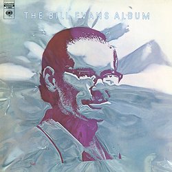 EVANS BILL :  THE BILL EVANS ALBUM  (SPEAKERS CORNER)

(Columbia C 30855) Bill Evans (p, el-p); Eddie Gomez (b); Marty Morrell (dr) - Registrato nel maggio e giugno del 1971, al CBS 30th Street Studio, New York, da Pete Weiss. Prodotto da Helen Keane. La storica etichetta discografica Columbia ha registrato e pubblicato solo due vinili con il pianista Bill Evans. Un risultato piuttosto scarso se si considerano i numerosi concerti che il trio del grande musicista ha tenuto tra il 1969 e il 1974. Insieme al fenomenale bassista Eddie Gomez ed al geniale batterista Marty Mortell, Evans ha dato vita ad un trio solido e sempre capace di migliorarsi. Il pianista americano, da sempre interessato alle tante possibilit espressive offerte dal pianoforte Fender Rhodes, le utilizz per la prima volta in The Bill Evans Album. Si tratta di un disco eccellente che propone solo composizioni originali di Bill Evans tra cui tre brani precedentemente registrati e quattro opere nuove di zecca. Particolarmente interessanti sono la malinconica Two Lonely People, l'interpretazione musicale di Evans di una poesia di Carol Hall e Sugar Plum e T.T.T., opere che rimasero nel repertorio del musicista fino alle sue ultime registrazioni. Insolita ma encomiabile perch inizia con un'improvvisazione introduttiva ad hoc,  la versione per pianoforte elettrico della composizione pi famosa di Evans, Waltz For Debby. Anche se stava registrando con un piccolo ensemble, per il suo The Bill Evans Album, il musicista americano ha sfruttato appieno le eccellenti strutture tecniche messe a disposizione dallo studio della Columbia ed  per questo che i sette brani del disco suonano molto meglio della maggior parte delle registrazioni dal vivo effettuate dalla formazione. Una volta Evans disse che fu con questo trio che riusc a soddisfare le sue ambizioni musicali: The Bill Evans Album ne  la conferma.