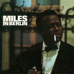 DAVIS MILES :  MILES IN BERLIN  (SPEAKERS CORNER)

(Columbia 62976) Miles Davis (tp); Wayne Shorter (ts); Herbie Hancock (p); Ron Carter (b); Tony Williams (dr) - Registrato nel settembre del 1964 live al Philharmonic Hall, Berlino, da SFB Radio in mono. Prodotto da Rudy Wolpert. E' il 1964 ed il primo Jazz festival di Berlino sta per raggiungere il culmine del venerd 25 settembre: l'ultimo concerto previsto  quello di Miles Davis. La sorella europea della Columbia, la Cbs, non si lascia sfuggire l'occasione di pubblicare un disco che immortali l'evento: Miles in Berlin. Il nuovo quintetto, per la prima volta con Wayne Shorter al sax tenore, ammalia e tiene il pubblico col fiato sospeso nella Philharmonic Hall della citt tedesca. I classici Milestones, So What e Walkin' sono suonati in modo velocissimo, mentre le ballate rimangono dolci e sognanti. Nei concerti successivi non sarebbe pi stata raggiunta l'atmosfera eccezionale del concerto di Berlino, cosa dovuta anche all'ottima acustica della grande sala che ospitava l'evento. Con il pubblico seduto anche dietro al palco, Miles non poteva voltare le spalle a nessuno, come di solito faceva in modo provocatorio durante i suoi concerti; decise quindi di accovacciarsi di quando in quando sul palco. Ma questo non gli impediva di rendere i suoi assoli lirici e dolci, con fini sfumature a basso volume che erano tuttavia udibili anche negli angoli pi lontani dal palco. La struttura ritmica del giovane batterista Anthony Williams garantisce alla musica la tensione necessaria. Miles  in gran forma, il pubblico entusiasta, l'acustica eccellente e, come se non bastasse, la tecnologia usata nella registrazione  impeccabile e la stampa su vinile vergine  fantastica: cosa si pu volere di pi da un disco come Miles in Berlin?