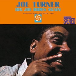 TURNER JOE :  BIG JOE RIDES AGAIN  (SPEAKERS CORNER)

(Atlantic SD 1332) Big Joe Turner (voc); Coleman Hawkins (ts); Jerome Richardson (as); Ernie Royal, Jimmy Nottingham (tp); Lawrence Brown (tb); Jimmy Jones (p); Jim Hall (g); Doug Watkins (b); Charlie Persip (dr) - Registrato nel settembre del 1959 da Len Frank, Phil Iehle e Tom Dowd. Prodotto da Nesuhi Ertegun. Che gli esperti abbiano inserito 'Big Joe' Turner (1991-1985) nella Blues Hall of Fame nel 1983, cio quando era ancora in vita,  del tutto comprensibile se si considera la grande libert stilistica con cui questo artista ha saputo esprimere la sua creativit attraverso le mitiche 12 battute del blues. Il fatto invece che Turner sia stato inserito nella Rock and Roll Hall of Fame solo dopo la sua morte, fa pensare che gli esperti chiamati a giudicare abbiamo commesso un errore. Non importa, resta il fatto che questo gigante dalla voce potente e gentile si  sicuramente guadagnato un posto d'onore anche nell'era dello swing. Turner, che nel corso della sua carriera si  esibito con Benny Goodman, Duke Ellington, Art Tatum e, pi avanti nel tempo, anche con Dizzy Gillespie e Roy Eldridge, ha fatto conoscere ai suoi ascoltatori molte sfaccettature del blues. La traccia che apre lo splendido disco Big Joe Rides Again, ossia Switchin' In The Kitchen,  un boogie-woogie abbastanza veloce in cui la voce di Turner si esprime liberamente su un sottofondo musicale piuttosto potente. Ci sono poi altri brani swing in cui Coleman Hawkins ed Ernie Royal si esibiscono in assoli mozzafiato, come l'evergreen simile ad una ballata Pennies From Heaven e lo standard Until The Real Thing Comes Along che nelle mani di Turner e della sua band diventa un'aria imponente. In termini di suono Big Joe Rides Again ha il tipico suono aperto e non filtrato della Atlantic. Gli assoli di sassofono in particolare, in cui  possibile percepire anche il ticchettio delle valvole ed il rumore del soffio, danno all'ascoltatore la sensazione che il solista si sia esibendo a pochi metri da lui. Eccellente!