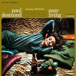 DESMOND PAUL :  EASY LIVING  (SPEAKERS CORNER)

(Rca LSP 3480) Paul Desmond (as); Jim Hall (g); Eugene Wright, Gene Cherico, Percy Heath (b); Connie Kay (dr) - Registrato nel giugno del 1963, nel luglio e settembre del 1964, nel giugno del 1965 presso RCA Studio di New York City. Prodotto da George Avakian. Perch comprare questo disco? Primo perch ha un suono eccellente! Secondo perch ad esibirsi insieme sono Paul Desmond e Jim Hall naturalmente! Terzo per il brano Easy Living, uno dei pezzi pi riusciti di sempre in una delle sue versioni pi poliedriche! Quarto perch hai perso l'originale uscito nel 1966 e quindi oggi non dovresti rifare lo stesso errore! Gli otto brani contenuti in Easy Living sono considerati alcuni tra i migliori della carriera di Desmond dopo che il sassofonista aveva lasciato il gruppo di Dave Brubeck. Il puro stile accordale con singole note di Jim Hall  pi arioso ed ispirante delle carnose parti del pianoforte dell'ex formazione. Ed il bassista Percy Heath ed il batterista Connie Kay, ossia met del grande Modern Jazz Quartet, regalano al progetto un'impeccabile struttura base su cui i musicisti possono brillantemente improvvisare. I vinili sono e rimangono insuperabili, sia per quanto riguarda il suono che per l'atmosfera che regalano. Fortunatamente sono anche un investimento sicuro, forse non tutti, ma Easy Living di Paul Desmond e Jim Hall sicuramente s!