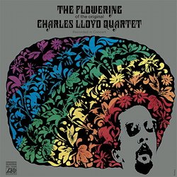 LLOYD CHARLES :  THE FLOWERING  (SPEAKERS CORNER)

(Atlantic SD 1586) Charles Lloyd (sax, fl); Keith Jarrett (p); Cecil McBee (b); Jack DeJohnette (dr) - Registrato nel luglio del 1966 all'Aulaen Hall di Oslo, Norvegia da Meny Bloch. Prodotto da George Avakian. E' difficile da credere, ma c' stato un tempo in cui un musicista jazz era molto conosciuto ed apprezzato anche nella scena pop flower-power, e non solo nel quartiere Haight Ashbury di San Francisco. Si tratta di Charles Lloyd. Il sassofonista americano si  esibito nelle pi importanti sale da concerto, tra le quali la Fillmore West e, grazie ad un efficace marketing, i suoi dischi hanno raggiunto le vette delle hit parade degli anni '60. Com' facile immaginare, in quel periodo gli organizzatori di festival musicali europei da Molde (Norvegia) ad Antibes (Francia), da San Sebastian (Spagna) a Varsavia (Polonia), si contendevano le apparizioni del leggendario quartetto di Charles Lloyd. Nel 1966, la formazione, composta al tempo da Lloyd, Keith Jarrett, Cecil McBee e Jack DeJohnette, offriva al pubblico un mix di pop e jazz che era a volte accattivante, spesso ambizioso ed esigente, in qualche modo appassionato, ma sempre originale. Questa miscela  stata capace di arricchire e rendere pi appetibili brani standard, spingendo gli ascoltatori a tenere il ritmo con mani e piedi. The Flowering inizia con uno di questi standard, Speak Low di Kurt Weill, per offrire al pubblico 43 minuti di musica eccellente e rilassante. Ascoltando l'album riproposto da casa Speakers Corner, si nota che il controllo non  ancora pienamente nelle mani dei musicisti free jazz che conosciamo oggi. Le sonorit impressionistiche del giovane Jarrett sono perfette e DeJohnette non si era ancora spostato verso il regno di Miles Davis e nella sua fase elettronica. Un brano da ascoltare con particolare attenzione  Gypsy 66 di Gabor Szabo, pezzo in cui il compositore ricorda il tempo trascorso insieme all'altro grande batterista del periodo, Chico Hamilton. The Flowering  una produzione live della Atlantic veramente riuscita e comunque negli archivi dell'etichetta c' una dozzina di registrazioni inedite di Charles Lloyd che stanno aspettando di vedere la luce del giorno. In generale, The Flowering  un disco di gran lunga migliore di In Europe, perch le sue composizioni lasciano nell'ascoltatore un'impressione molto pi potente e profonda.