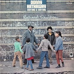 HATHAWAY DONNY :  EVERYTHING IS EVERYTHING  (SPEAKERS CORNER)

(Atco SD 33-332) Donny Hathaway (arr, voc, keyb, b); Johnny Board (ts); Clifford Davis (as); Robert A. Lewis (tp); King Curtis, Phil Upchurch (g, b); Louis Satterfield (b) Ric Powell (perc, dr); Morris Jennings (dr) & The Vashonettes (voc) - Registrato tra settembre 1969 ed aprile 1970 da Murray Allen e Roger S. Anfinsen. Prodotto da Donny Hathaway e Ric Powell. Molti artisti hanno iniziato la loro carriera nei cori gospel delle chiese delle comunit nere e quella di Donny Hathaway  sicuramente una delle pi folli. La rivista Rolling Stone lo ha nominato come il quarantanovesimo pi grande cantante di tutti i tempi, anche se pu sembrare una definizione un po' astratta. Ma proprio le primissime battute del brano che apre l'album Everything Is Everything, Voices Inside, promettono un programma in cui le voci strumentali e umane sono alla pari. Basta ascoltare il suono straordinariamente saturo ed il chiaro fraseggio degli strumenti a fiato che vanno da tonalit discrete fino a quelle pi forti. Everything Is Everything  un percorso sonoro che offre di tutto: il blues armonicamente fresco di I Believe To My Soul, le appassionate virate verso l'alto di Misty e la confusione percussiva, arida ed allegra di Sugar Lee. Ogni singolo arrangiamento gode pienamente dell'eccellenza dei musicisti ed ogni pezzo  per questo unico. Trying 'Times ha la stessa morbidezza melodiosa del brano gospel Thank You Master For My Soul che si avventura nei regni delle armonie del free jazz per arrivare alla gloria di Dio. E poi c' il brano di chiusura, A Dream, in cui la voce di Hathaway  fluida e capace di librarsi fino ai registri pi alti: un pezzo il cui titolo  la descrizione pi appropriata per l'intero album.