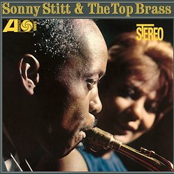 STITT SONNY :  SONNY STITT & THE TOP BRASS  (SPEAKERS CORNER)

(Atlantic SD 1395) Sonny Stitt (as); Jimmy Cleveland, Matthew Gee (tb); Blue Mitchell, Dick Vance, Reunald Jones (tp); Willie Ruff (frh); Duke Jordan (p); Perri Lee (org); Joe Benjamin (b); Philly Joe Jones, Frank Brown (dr) - Registrato nel luglio del 1962 a New York City. Prodotto da Ahmet Ertegun. E' opinione condivisa da molti che Sonny Stitt sia sempre vissuto all'ombra di Charlie Parker, ma non  vero. Il leggendario critico Nat Hantoff ha scritto ad esempio: Sonny  stato uno dei musicisti maggiorante impegnati, molto conosciuto ed apprezzato per il suo soul e la naturalezza del suo messaggio solo da musicisti che sentono e suonano come lui e da quella parte del pubblico jazz pi toccata dall'emozione nuda ed aperta. Sonny Stitt & the Top Brass  la dimostrazione della fondatezza di quest'affermazione. Si tratta di una sessione da cui non ci si aspettava che avrebbe funzionato cos bene. Il sax alto di Stitt presiede un gruppo di 7 ottoni e, sebbene la prospettiva di una big band di Sonny Stitt non sembri troppo promettente all'inizio, questo incontro  davvero godibile anche grazie agli splendidi assolo del leader. Il disco  stato registrato nel 1962, quando Stitt era all'apice della sua forma artistica come si pu capire ascoltandolo suonare liberamente sulla base fornita dagli ottoni di Blue Mitchell, Jimmy Cleveland and Willie Ruff. Gli arrangiamenti di Tadd Dameron e Jimmy Mundy offrono uno spazio generoso per lo swing ed un pizzico di soul. Alcuni momenti particolarmente piacevoli del disco sono offerti dalla sconosciuta organista Perri Lee, piccole aggiunte di groove davvero ben riuscite che infondono agli arrangiamenti un suono sottile e brillante. Anche se Sonny Stitt & The Top Brass non  famoso come Boss Tenors o Salt and Pepper, da un punto di vista artistico  certamente al loro livello.