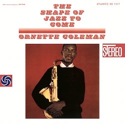 COLEMAN ORNETTE :  THE SHAPE OF JAZZ TO COME  (SPEAKERS CORNER)

(Atlantic SD 1317) Ornette Coleman (as); Don Cherry (crt); Charlie Haden (b); Billy Higgins (dr) - Registrato nel maggio del 1959 ai Radio Recorders, Hollywood, California, da Bones Howe. Prodotto da Nesuhi Ertegun. Fu John Lewis, pianista del Modern Jazz Quartet, a portare Ornette Coleman alla rinomatica etichetta Atlantic dopo averlo ascoltato suonare a Los Angeles. Ornette sta facendo l'unica cosa veramente nuova nel jazz... pare avrebbe detto. The Shape of Jazz to Come, il primo disco del grande sassofonista per la Atlantic, fu pubblicato in concomitanza con il debutto a New York del Coleman Quartet, nel novembre 1959. Lewis era sicuro che Coleman avrebbe aperto nuove strade al jazz e la sua opinione si riflette nel titolo del disco che evoca una forma jazz del futuro. Dopo l'ormai piuttosto logoro hard bop di quegli anni, la musica di Coleman era una vera boccata d'aria fresca. I brani veloci (Eventuality, Chronology) ricordano un bebop selvaggiamente esaltato. Altri pezzi (Congeniality, Focus On Sanity) si destreggiano con brevi motivi orecchiabili, quasi folk. The Shape of Jazz to Come contiene anche due delle pi belle composizioni di Coleman, Peace e Lonely Woman, a cui successivamente vennero aggiunti dei testi. All'inizio degli anni '60 il modello per la formazione senza pianoforte era il Mulligan-Baker Quartet e questa formazione la ricorda molto. Comunque sia, Ornette Coleman e Don Cherry adorano il grido frenetico e l'interazione intenzionalmente imprecisa: strofe chiaramente definite o forme armoniche tradizionali non erano per loro. Un disco che  a ragione cos intitolato ha scritto il musicologo jazz Peter N. Wilson di The Shape of Jazz to Come, un disco rivoluzionario a cui la rivista Rolling Stone ha assegnato 5 stelle. Storico bestseller.