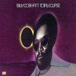 COBHAM BILLY :  TOTAL ECLIPSE  (SPEAKERS CORNER)

(Atlantic SD-18121) Billy Cobham (dr, p, arr); Mike Brecker (fl, ss, ts); Randy Brecker (tp, fgh); Glenn Ferris (tb); Milcho Leviev (keyb); John Abercrombie, Cornell Dupree (g); Alex Blake (b); David Earle Johnson, Sue Evans (perc) - Registrato nel 1974 agli Atlantic Recording Studios e agli Electric Lady Studios di New York da Ken Scott. Prodotto da Billy Cobham e Ken Scott. Gi� quando faceva parte della Mahavishnu Orchestra di John McLaughlin (1971-1973), il batterista Billy Cobham era ritenuto, e continua ad esserlo, uno dei pi� grandi eroi del jazz fusion elettrico. Total Eclipse � il terzo album che il batterista di origini panamensi ha realizzato come leader in pochi mesi e di cui ha composto tutti i pezzi. Nel lungo brano di apertura che dura 11 minuti, Solarization, Cobham mostra gi� al pubblico il suo ampio e sicuramente raffinato spettro stilistico. La musica del percussionista passa dal jazz-rock ad alta energia con chitarra selvaggia e raffiche tonanti alla batteria ad improvvisazioni molto originali con pianoforte e fiati. Non mancano inoltre delicati groove latini ed avvincenti suggestioni funky. La band selezionata da Cobham � formata da eccellenti musicisti: basta uno sguardo alla sezione fiati composta da Michael Brecker (flauto, sax soprano e tenore), Randy Brecker (tromba e corno) e Glenn Ferris (trombone basso e soprano). Ma soprattutto c'� Billy Cobham, al tempo trentenne, il non plus ultra quando si parla di tecnica percussiva jazz-rock: le sue incredibili rapide raffiche di batteria sono sensazionali oggi come allora. Con Total Eclipse questo straordinario batterista entusiasmer� tutti i fan della fusion di prima classe che ricorda Weather Report ed i Return To Forever.