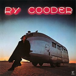 COODER RY :  RY COODER  (SPEAKERS CORNER)

(Reprise RS-6402) Ry Cooder (voc, g, mand, b); Van Dyke Parks (p); Bobby Bruce (v); Chris Ethridge Roy Estrada, Max Bennett (b); John Barbata, Richie Hayward (dr); Milt Holland (dr, perc); Gloria Jones (backing voc) - Registrato nel 1970 in diversi studi di registrazione da Bob Kovacs, Doug Botnick, Rudy Hill e Jim Lowe. Prodotto da Lenny Waronker e Van Dyke Parks. All'et di 22 anni, Ry Cooder era gi un veterano della scena musicale. Poco dopo aver firmato un contratto con la Warner Music nel 1969, Cooder pubblic il primo album a suo nome, riponendo fiducia nel talento musicale che aveva sviluppato fin da bambino e nel raro valore del suo strumento preferito, la steel guitar. L'omonimo disco Ry Cooder  un'affascinante miscela di blues, folk, rock'n'roll e pop, un mix unico che mette insieme splendide canzoni, un virtuosismo incredibile ed arrangiamenti creativi. Per questo progetto Ry Cooder ha scovato dieci gemme appartenti ad un lasso temporale di oltre sei decenni, a partire dagli anni '20, con leggende come Woody Guthrie, Blind Blake, Sleepy John Estes e Leadbelly, per spingersi fino ad artisti pi attuali con Randy Newman. Per quanto magnifica possa essere la sua scelta,  il fascino esuberante della sua composizione strumentale, Available Space, a rubare quasi la scena a tutti gli altri brani. Espansivo ed imparziale, Cooder propone un gioco ironico fatto di frasi irregolari senza parole che promettono all'ascoltatore qualcosa di nuovo ed alla fine girano in un loop infinito. Il bisogno di Cooder di mettersi alla prova, moderato dalla sua venerazione per il passato, lo aiuta a creare un'opera originale che, per coloro che amano l'avventura, sar una vera scoperta!