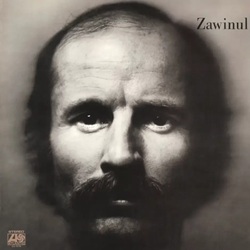 ZAWINUL JOE :  ZAWINUL  (SPEAKERS CORNER)

(Atlantic 1579) Joe Zawinul (p, el-p); Herbie Hancock (el-p); Wayne Shorter, Earl Turbinton (ss); Woody Shaw, Jimmy Owens (tp); Hubert Laws, George Davis (fl); Miroslav Vitous, Walter Booker (b); Billy Hart, David Lee Joe Chambers (perc); Jack DeJohnette (melodica, perc) � Registrato tra l�agosto e l�ottobre del 1970 a New York City. Prodotto da Joel Dorn. Non sarebbe sbagliato affermare che �Zawinul� sia stato il primo album dei Weather Report, sia per quanto riguarda il concept che il sound, dato che tutti i protagonisti sono gi� presenti: Joe Zawinul, Wayne Shorter e Miroslav Vitous. Questo disco conferma che il pianista e compositore austriaco Joe Zawinul (1932-2007) � stato il principale generatore creativo dei Weather Report, l�anello di congiunzione tra la band e gli esperimenti tastieristici di Miles Davis in �In a Silent Way�. Zawinul e Herbie Hancock sono il fondamento di questo album equilibrato ed esplorativo e impreziosiscono il loro lavoro con gli effetti sonori galattici creati con Echoplex e dalla modulazione ad anello. Il terzo fondatore dei Weather Report, Miroslav Vitous, si sente al basso e l�hard bop del trombettista Woody Shaw dimostra che � un maestro assoluto del jazz rock. Earl Turbinton crea al sax soprano raggi di luce alla Wayne Shorter, che Shorter stesso ripropone a sua volta in �Double Image�. �Zawinul� � il collegamento diretto tra le prime registrazioni elettroniche di Davis e i Weather Report e costituisce la base per quasi tutti i successivi progetti eclettici di jazz contemporaneo. Capolavoro da non perdere!