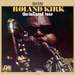 KIRK ROLAND :  THE INFLATED TEAR  (SPEAKERS CORNER)

(Atlantic 1502) Roland Kirk (ts, cl, fl, eng horn, whistle), Rahn Burton (p), Steve Novosel (b), Jimmy Hopps (dr), Dick Griffin (tb in �Fly by Night) � Registrato tra il 27 e il 30 novembre del 1967 a New York City. Prodotto da Joel Dorn. Roland Kirk (1935-1977) � stato un polistrumentista di grande talento che perse la vista in tenera et� e che suonava un jazz non convenzionale in cui fasi melodiche di grande bellezza si alternavano a momenti di totale dissonanza, evocando il suo background urbano e riflettendo in particolare la sua visione del mondo di uomo non vedente. Kirk non era famoso solo per il suo sound unico, ottenuto suonando pi� strumenti contemporaneamente e per il suo approccio innovativo alla musica, ma anche per le sue dinamiche performance dal vivo. Nel novembre del 1967 Kirk lasci� la EmArcy per la Atlantic Records, guidando il suo quartetto in un programma altamente introspettivo, a tratti malinconico, basato sulle tradizioni blues e groove della met� degli anni �60. Oltre a �Creole Love Call� di Duke Ellington, la tracklist del disco prevede tutti originali di Kirk come l�elegante �Black And Crazy Blues�, la tagliente �The Inflated Tear� e la poetica �Fly By Night�. Con �The Inflated Tear� Kirk convinse pubblico e critica: solo durante l�anno dell�uscita del disco ne furono vendute oltre 10.000 copie!