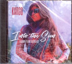 KARGO :  INTO THE SUN - A JOURNEY TO THE ELECTRIC EAST  (NEW WORLD)

Nel corso della sua carriera, il talentuoso duo Kargo, formato da James Diplock and Mat McLean, si  spesso interessato alla cultura musicale tradizionale di vari paesi del mondo. Per poter approfondire questa passione, McLean ha imparato a suonare strumenti come tabla, harmonium, sitar e percussioni etniche. Into the Sun - A Journey to the Electric East, nuovo progetto di Kargo, propone un paesaggio sonoro molto vasto che prende ispirazione dai paesi dell'India settentrionale e da quelli arabi, utilizzando le scale musicali e diversi strumenti appartenenti alle loro tradizioni. Messa in questi termini ci si potrebbe aspettare un disco fortemente tradizionale, ma non  cos: Kargo rielabora e miscela, fondendo musica classica e moderna con ipnotici ritmi e campionamenti che fanno delle melodie tradizionali la colonna sonora perfetta per pratiche come meditazione, rilassamento e yoga. Into the Sun - A Journey to the Electric East  un disco strumentale che permette alla mente di vagare attraverso i paesaggi sonori senza distrazioni, rilassandosi e rinvigorendosi allo stesso tempo.