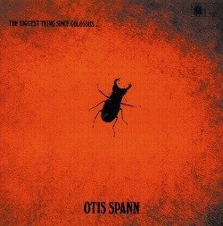 SPANN OTIS :  THE BIGGEST THING SINCE COLOSSUS  (PURE PLEASURE)

Durante gli anni '60 ci fu il boom delle blues band britanniche tra cui spiccavano i Fleetwood Mac di Peter Green. Nel gennaio del 1969 la formazione si trovava presso i Chess Studios di Chicago, per registrare con artisti del calibro di Willie Dixon, S.P. Leary, Honeyboy Edwards, J.T. Brown e il pianista di lunga data di Muddy Waters, Otis Spann: il risultato finale di quelle sessioni  stato l'ormai classico Blues Jam At Chess. Tuttavia il rapporto tra i Fleetwood Mac e Otis Spann non si esaur in quel momento: la band ed il pianista decisero di registrare un altro intero album insieme, ovvero The Biggest Thing Since Colossus. Come al solito pronto ad emozionarsi e a entusiasmarsi, Otis Spann  totalmente rilassato insieme al suo batterista abituale, S.P. Leary a cui si aggiungono Peter Green (chitarra), Danny Kirwan (chitarra) e John McVie (basso).