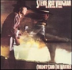 VAUGHAN STEVIE RAY & DOUBLE TROUBLE :  COULDN'T STAND THE WEATHER  (PURE PLEASURE)

Con il suo modo sorprendente di suonare la chitarra, Stevie Ray Vaughan ha determinato il revival blues degli anni '80. Attingendo sia da bluesmen come Albert King, Otis Rush e Muddy Waters che da interpreti di rock'n'roll come Jimi Hendrix e Lonnie Mack, cos come dal chitarrista jazz Kenny Burrell, Vaughan ha colmato il divario tra blues e rock come nessun altro artista aveva fatto e la sua tragica morte nel 1990 ha solo enfatizzato la sua influenza sulla storia del rock mondiale. Nel 1982, Vaughan e i Double Trouble hanno suonato al Festival di Montreux e la loro esibizione attir l'attenzione di David Bowie che chiese a Vaughan di suonare nel suo prossimo album: l'offerta fu accettata e l'album di Bowie usc nel 1982. Un anno dopo Bowie offr a Vaughan il ruolo di chitarrista nel suo tour negli stadi, ma Vaughan rifiut, preferendo suonare con i Double Trouble. Vaughan e Double Trouble partirono per un tour di successo e registrarono rapidamente il loro secondo album, Couldn't Stand the Weather, che fu pubblicato nel maggio del 1984. L'album ebbe un grande successo, raggiungendo il numero 31 delle classifiche e, alla fine del 1985, divenne anche disco d'oro. Con capolavori come Scuttle Buttin, Tin Pan Alley e la classica cover Voodoo Chile (Slight Return), Couldn't Stand the Weather  un classico di Stevie Ray Vaughan, ora rimasterizzato dai nastri analogici originali dal geniale ingegnere del suono Ray Staff.