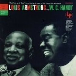 ARMSTRONG LOUIS :  LOUIS ARMSTRONG PLAYS W.C. HANDY  (PURE PLEASURE)

Registrato tra il luglio del 1954 e l'ottobre del 1956, Louis Armstrong Plays W.C. Handy  sicuramente il miglior disco di Louis Armstrong degli anni '50. Armstrong e i suoi All-Stars, ovvero il trombonista Trummy Young, il clarinettista Barney Bigard, il pianista Billy Kyle, il bassista Arvell Shaw, il batterista Barrett Deems e la cantante Velma Middleton, sono stati ispirati dal fresco repertorio del compositore e musicista jazz americano W.C. Handy (1873-1958). La loro versione di St. Louis Blues, con argute parti vocali, il ruggente trombone di Young e un paio di lunghi e maestosi assoli di Armstrong,  senza dubbio la migliore versione esistente di questo pezzo. Altri momenti salienti di Louis Armstrong Plays W.C. Handy sono Loveless Love, Beale Street Blues e una versione davvero scatenata di Ole Miss Blues. La band di Louis  veramente sublime, ogni singolo musicista merita un encomio per il ruolo che ha avuto nella realizzazione di questo disco che non pu assolutamente mancare dalla collezione di un vero appassionato di musica jazz.