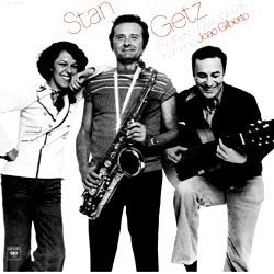 GETZ STAN / GILBERTO JOAO :  STAN GETZ FEATURING JOAO GILBERTO - THE BEST OF TWO WORLDS  (PURE PLEASURE)

Album del 1976, Stan Getz featuring Joao Gilberto - The Best Of Two Worlds del defunto sassofonista Stan Getz  una sorta di riunione con il grande chitarrista e cantante brasiliano Joao Gilberto a cui ha anche partecipato in veste di compositore ed autore il grande Antonio Carlos Jobim. Il line-up comprende Stan Getz (sax tenore), Albert Dailey al pianoforte, Clint Houston, Steve Swallow (basso), Billy Hart, Grady Tate (batteria), Airto Moreira, Reuben Bassini, Ray Armando e Sonny Carr (percussioni), Heloisa Buarque de Hollanda (voce), Joao Gilberto (percussioni, chitarra, voce) ed Oscar Castro-Neves (chitarra, arrangiamenti). La maggior parte dei brani proposti sono composizioni di rara raffinatezza ed eleganza firmate da Jobim con le liriche eccezionalmente scritte in inglese. La poesia di Jobim in brani come Waters of March, accompagnata dal sax romantico di Getz e dalla chitarra con le corde di nylon di Gilberto,  cos sensuale che irradia calore e passione. Altrove, come in Double Rainbow, il canto di Gilberto trasporta la morbida bossa nel fraseologia jazz americana, costruendo un ponte arioso e flessibile che supera le barriere di genere. E poi c' la meravigliosa samba appassionata di Falsa Bahiana. Stan Getz featuring Joao Gilberto - The Best Of Two Worlds  senza dubbio uno dei migliori album di bossa registrati da Stan Getz.