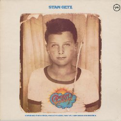 GETZ STAN :  CAPTAIN MARVEL  (PURE PLEASURE)

Uno degli aspetti pi notevoli del capolavoro di Stan Getz del 1972, Captain Marvel,  l'organicit del suo suono. La band che accompagna Getz (sax tenore) in questo appuntamento alla Columbia era diretta da Chick Corea (pianoforte elettrico) con la sua band Return to Forever e comprendeva Stanley Clarke (basso), Tony Williams (batteria) e il maestro percussionista brasiliano Airto Moreira. Con l'eccezione di Clarke, tutti gli altri avevano suonato con Miles Davis nelle sue band elettroniche sperimentali. I Return to Forever di Corea stavano appena uscendo dal terreno della fusion, mentre Williams, oltre alla sua esperienza con Davis, aveva suonato con John McLaughlin e Larry Young nei Lifetime. Ma Captain Marvel  un disco di Stan Getz, caratterizzato dal suo sax tenore le cui note fuoriose e fluide attraversano tutti i difficili cambi di Corea nel pezzo latino La Fiesta e si fa strada attraverso i cambi di modalit in Five Hundred Miles High. Questa band, combinando l'irrequietezza del jazz elettrico con la testardaggine tipica di Getz nell'aderire a quei principi che hanno reso il jazz moderno cos eccezionale, ha creato un disco di grande tensione ed energia, specialmente nella focosa title track intrisa di suggestioni latine. Captain Marvel  indiscutibilmente la migliore registrazione che Getz abbia realizzato negli anni '70.