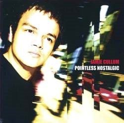 CULLUM JAMIE :  POINTLESS NOSTANGIC  (PURE PLEASURE)

Pointless Nostalgic  il sensazionale album di debutto del brillante cantante e pianista inglese Jamie Cullum. Con la sua intrigante miscela di brani di accattivanti originali, cover di brani moderni e di intramontabili standard, Pointless Nostalgic  schizzato in cima alle classifiche, portando all'attenzione internazionale il talento di un giovane e prodigioso artista. L'idea di Cullum di mescolare standard jazz, classici dell'American Songbook e musica pop contemporanea era molto rischiosa, tuttavia Jamie ha trovato un filo conduttore che unisce tutti gli stili, dando vita ad un disco dalle tante sfaccetture, ma sempre molto armonioso. Il jazz ha il ruolo pi importante nel mix, ma la versione che di esso offre Cullum  vivace e sbarazzina come nel caso di Well You Needn't di Thelonious Monk. Stranamente, le interpretazioni di pezzi moderni sono pi nostalgiche di delle altre: High and Dry dei Radiohead spinge al ricordo ed alla riflessione. Pointless Nostalgic si chiude con I Want to Be a Popstar un'ironica riflessione sui vantaggi di essere una pop star piuttosto che un batterista jazz.