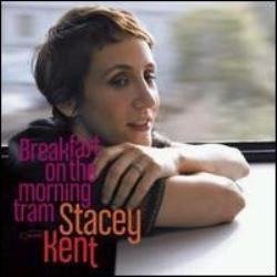 KENT STACEY :  BREAKFAST ON THE MORNING TRAM  (PURE PLEASURE)

Stacey Kent  ci che molti definiscono una ragazza di classe: il suo elegante senso estetico e il suo stile vocale sobrio la fanno sembrare una sofisticata e imperturbabile donna d'altri tempi. Nata negli Stati Uniti, dopo un viaggio in Francia Kent ha deciso di diventare una cantante jazz. All'inizio degli anni '90  sbarcata a Oxford dove ha conosciuto suo marito, il direttore musicale e sassofonista Jim Tomlinson che produce i suoi album e compone per lei. Breakfast on the Morning Tram propone brani originali come The Ice Hotel e I Wish I Could Go Traveling Again di Jim Tomlinson e Kazuo Ishiguro, pezzi pieni di umorismo ironico di cui Kent offre un'interpretazione aggraziata e disinvolta. The Ice Hotel  un samba che parla di abbandonare i tropici per una stanza che mantiene la temperatura a cinque gradi costanti: il testo ricco di ambivalenze  perfetto per lo stile di Kent. I Wish I Could Go Traveling Again sembra una melodia di Noel Coward, piena di umorismo urbano e riferimenti a hotel troppo cari e privi di fascino. In Hard Hearted Hanna (Milton Ager, Jack Yellen, Bob Bigelow, Charles Bates), Tomlinson fornisce un breve e disinvolto assolo al sax, mentre Kent canta evidenziando l'umorismo esagerato del testo. Ces Petits Reins di Serge Gainsbourg ottiene un arrangiamento percussivo con tanto di bonghi, note di chitarra smorzate e il lavoro certosino del batterista Matt Skelton. La band di Stacey Kent, composta da Jim Tomlinson (sax tenore, sax soprano, flauto), John Parricelli (chitarra), Graham Harvey (pianoforte), Dave Chamberlain (contrabbasso) e Matt Skelton (batteria, percussioni), supporta alla perfezione il suo stile discreto, regalando agli ascoltatori anche qualche interessante assolo.