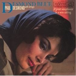 DESMOND PAUL :  DESMOND BLUE  (PURE PLEASURE)

Desmond Blue propone per la prima volta lo specialista del sax contralto Paul Desmond accompagnato da un'orchestra d'archi. Il disco, pieno di splendidi standard jazz come My Funny Valentine, I've Got You Under My Skin e Body and Soul,  molto ricco, ma nel complesso sottile e dolce nell'atmosfera in quanto il suo unico scopo  quello di lenire le anime degli ascoltatori. Lo stile e il tono di Desmond brillano di una qualit seducente e il disco  pieno di melodie che non mancano di stimolare il sofisticato ascoltatore jazz. Il leggendario Jim Hall  presente come chitarrista ospite, interpretando un altro ruolo scintillante e usando il suo classico stile di accompagnamento. Hall  forse il pi rispettato di tutti i chitarristi jazz per il suo buon gusto e la sua arguta inventiva. Desmond  sempre stato molto familiare al pubblico jazz per i suoi passaggi improvvisativi ampi e la sua spontaneit apparentemente senza sforzo, anche se in Desmond Blue prevale lo stile pi lirico della ballata. Questo disco  un lavoro altamente innovativo, realizzato in maniera meticolosa che riflette il grande successo di Desmond e Hall negli anni '60 e del periodo del cool jazz. Entrambi questi musicisti hanno collaborato con Dave Brubeck e in seguito si sono prestati a molti dei progetti di bossa nova di Antonio Carlos Jobim. Gli arrangiamenti di Desmond Blue sono straordinari, incluso l'affascinante My Funny Valentine che inizia con un fantastico sapore elisabettiano. L'album ha un tono lussureggiante, riflessivo, stimolante e commovente che rende questo disco una registrazione imperdibile per tutti coloro che si considerano fan di Paul Desmond.