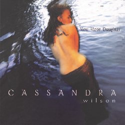 WILSON CASSANDRA :  NEW MOON DAUGHTER  (PURE PLEASURE)

New Moon Daughter  un disco dalle tante sfaccettature, caratterizzato da arrangiamenti unici, complessi, spesso minacciosi e dalla voce profonda e terrena di Cassandra Wilson con il suo articolato fraseggio. Anche se all'inizio pu sembrare un album di difficile ascolto, basta avere pazienza e lasciarsi andare per essere travolti dalla sua incredibile intensit: brani insoliti e di grande atmosfera che uniscono superbe parti vocali e meravigliosi accompagnamenti musicali. Le eccellenti composizioni con sfumature jazz di Cassandra Wilson si affiancano a una serie di ingegnose cover di brani molto diversi tra loro. Last Train to Clarksville (Tommy Boyce, Bobby Hart) da orecchiabile canzone pop viene trasformata in un allenamento vocale jazz essenziale ed efficace. Harvest Moon di Neil Young, nelle mani della Wilson e della sua formazione, diventa ancora pi malinconica di quanto gi non sia, I'm so Lonesome I Could Cry di Hank Williams e Love is Blindness degli U2 vengono trasformati in classici jazz, mentre in 32-20 di Robert Johnson la voce e la musica sono talmente semplificati che a risplendere  solo l'essenza del blues. New Moon Daughter  una vera magia sonora da non lasciarsi scappare!