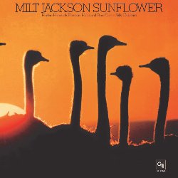 JACKSON MILT :  SUNFLOWER  (PURE PLEASURE)

Registrato in due giorni nel dicembre del 1972 nello studio di Rudy Van Gelder a Englewood, nel New Jersey, Sunflower del vibrafonista Milt Jackson  il primo, e forse il migliore, dei suoi tre album per la CTI di Creed Taylor. Al fianco di Jackson c' una core band composta da eccellenti comusicisti che sono Herbie Hancock (piano elettrico e acustico), Ron Carter (basso), Billy Cobham (batteria), Freddie Hubbard (tromba), Ralph McDonald (percussioni) e Jay Berliner (chitarra), oltre a un'orchestra da camera diretta da Don Sebesky. For Someone I Love di Jackson apre il set di cinque melodie, con Berliner che suona la chitarra flamenca da solista prima che vibrafono, tromba e gli elementi dell'orchestra da camera colorino delicatamente e impressionisticamente lo sfondo. La lettura di What Are You Doing for the Rest of Your Life di Michel Legrand  una splendida vetrina per Jackson: il suo assolo domina l'arrangiamento. Carter diventa decisamente funky nell'introduzione di People Make the World Go Round di Thom Bell con Hancock che lo segue al Fender Rhodes. Jackson si inserisce nella melodia in contrasto rispetto a Hubbard, mentre Hancock esegue un assolo funky con le note del vibrafono che lo circondano e attraversano le sue frasi. SKJ di Jackson chiude il set con un blues hard bop alla vecchia maniera con gli abbellimenti appena percettibili di Sebesky. Sunflower  un disco che sembra pi una sessione di gruppo che un album di Milt Jackson: forse questa caratteristica  ci che determina la sua rara bellezza.