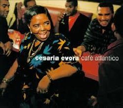 EVORA CESARIA :  CAFE' ATLANTICO  (PURE PLEASURE)

In Caf Atlantico Cesaria Evora (1941-2011) si avventura, diversamente dagli album precedenti, in paesaggi musicali pi latinoamericani che portoghesi. La cantante capoverdiana soprannominata la 'diva a piedi nudi', attinge alla musica tradizionale cubana e brasiliana con effetti ipnotizzanti. Il disco  anche un tributo alla sua citt natale di Mindelo, sull'isola di Sao Vicente, che un tempo fu un porto affollato di marinai che navigavano tra il Sud America, i Caraibi ed il Portogallo. La musica  straziante e nostalgica, calda e tragica allo stesso tempo, con anche momenti di vibrante leggerezza. Il magistrale Carnaval de Sao Vicente  una delle canzoni da festa pi gioiose ed agrodolci di sempre che  anche stata pubblicata come maxi singolo con fantastici remix. Caf Atlantico ha un'eleganza onirica che raramente si trova nella musica moderna: dall'apertura travolgente con 1 Flor Di Nha Esperana, all'estivo Amor di Mundo, passando per la tragica ballata Roma Criola e la straziante interpretazione di Evora dello standard in lingua spagnola Maria Elena, Caf Atlantico  un quadro sonoro colorato, emozionante e molto coinvolgente.