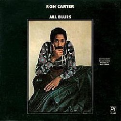 CARTER RON :  ALL BLUES  (PURE PLEASURE)

Ron Carter  stato a lungo il contrabbassista preferito del produttore Creed Taylor, direttore di etichette come Impulse, Verve, CTI Records, A&M Records ed altre ancora. Carter ha collaborato a molte produzioni di Creed Taylor, anche mentre registrava e andava in tourne con il Miles Davis Quintet, e sono stati i toni dolci e lo swing del suo contrabbasso a dare quel quid in pi alle produzioni della CTI degli anni '70. Sorprendentemente, per, la seconda registrazione di Ron Carter per la CTI, All Blues, non fu un immediato successo alla sua uscita all'inizio del 1974, anche se da molti  ritenuto uno dei migliori dischi che il contrabbassista ha realizzato con questa etichetta tra il '73 ed il '76. Parte del successo dell'album  sicuramente dovuto alla presenza imponente del saxtenorista Joe Henderson in brani come A Feeling, 117 Special, Rufus e All Blues. Carter consolida anche una particolare sintonia musicale con il pianista Roland Hanna, con cui aveva suonato per la prima volta in un tour europeo nel 1969 e che  il protagonista di pezzi firmati da Carter come Light Blue e Rufus. Ci sono inoltre gli eccellenti Richard Tee (pianoforte elettrico in 117 Special) e Billy Cobham (batteria, percussioni) Ma la vera star di tutti i brani  Ron Carter con il suo contrabbasso che sa suonare alla grande come dimostra nello strepitoso assolo di Will You Be Mine.