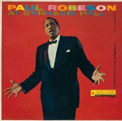 ROBESON PAUL :  AT CARNEGIE HALL 1958  (PURE PLEASURE)

Quando Paul Robeson (1898-1976) sal sul palco del Carnegie Hall nel maggio del 1958, erano trascorsi 11 anni da quando aveva suonato negli Stati Uniti. Inserito nella lista nera dall'industria dell'intrattenimento, l'attore, cantante, avvocato e attivista per i diritti civili, si era anche visto negare il passaporto dal dipartimento di Stato: le due cose insieme determinarono la sua eclissi artistica. Il concerto proposto nel disco At Carnegie Hall, uno dei due che tenne al Carnegie Hall nel maggio del 1958, segn il suo ritorno. Queste esibizioni sono le uniche registrazioni stereofoniche di Robeson, tutte realizzate della Vanguard Records, la casa discografica con sede a New York che era anche l'etichetta dei compagni di lista nera dell'artista, i Weavers. Paul Robeson, con la sua voce basso-baritonale e l'accompagnamento al pianoforte di Alan Booth, interpreta con intensit ed eleganza alcuni pezzi gospel, un monologo tratto da Otello di William Shakespeare, canzoni popolari russe e cinesi oltre a brani di Johann Sebastian Bach, Modest Petrovic Mussorgsky, Franz Schubert, Antonin Dvorak, Ludwig van Beethoven e Old Man River tratto dal musical Show Boat di Jerome Kern e Oscar Hammerstein II. Il cantante sessantenne, nonostante il decennio di inattivit, aveva ancora intatta gran parte della sua potenza vocale e tutta la sua forza drammatica grazie alle quali era ancora in grado di commuovere il pubblico.