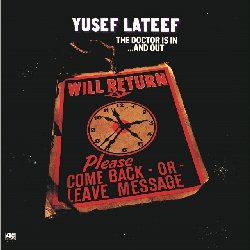 LATEEF YUSEF :  THE DOCTOR IS IN... AND OUT  (PURE PLEASURE)

Nel 1976, l'irrequieto ricercatore spirituale Yusef Lateef ha rivisitato alcuni dei suoi primi temi nel contesto delle moderne strutture sonore del tempo. Nel ripensare le strutture modali e melodiche orientali dei suoi dischi usciti per la Prestige come Eastern Sounds, Cry! Tender e Other Sounds, Lateef si trov di fronte prospettive pi sofisticate e complesse di vent'anni prima e questo grazie al funk ed al soul. Per The Doctor Is In... And Out, Lateef (sax alto, sax tenore, flauto, oboe) ha utilizzato una formazione enorme con musicisti come Kenny Barron (tastiere), Ron Carter (basso), Dom Um Romao (percussioni), Al Foster (batteria), Billy Butler (chitarra), Anthony Jackson (basso), una sezione di ottoni di cinque elementi ed un sintetizzatore. Lateef come compositore offre, come sempre, scorci sonori mai prevedibili, ricchi di suggestioni psicologiche, spirituali ed emotive. The Doctor Is In... And Out  un condensato di idee e creativit: c' la profonda meditazione blues Hellbound che si trasforma in un funk latino, l'ariosa, contemplativa e scheletrica Mystique, il funk liscio ed urbano di Mississippi Mud, la musica elettronica di Technological Homosapiens e la variazione mariachi, meravigliosamente deformata, che vede la band suonare hard bop blues su una storica registrazione di In a Little Spanish Town.