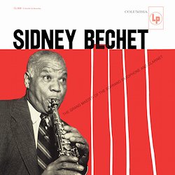 BECHET SIDNEY :  THE GRAND MASTER OF THE SOPRANO SAXOPHONE  (PURE PLEASURE)

Le registrazioni storiche di Sidney Bechet per Blue Note e Rca Victor tendono a mettere in ombra alcuni dei suoi altri lavori perch sono state ristampate pi frequentemente, sebbene ci siano anche set meno conosciuti che vale la pena ascoltare. The Grand Master of the Soprano Saxophone della Columbia raccoglie tre sessioni di registrazione realizzate tra il 1938 e il 1947. Bechet, quasi esclusivamente al sax soprano, ha ampio spazio per i suoi assoli, pieni del suo caratteristico vibrato. Nel primo set lo ascoltiamo affiancato dal batterista Zutty Singleton, dal bassista Henry Turner e dal chitarrista Leonard Ware, all'epoca tutti membri della sua band, e con il pianista Dave Bowman e il sassofonista baritono Ernie Caceres. Sei tracce provengono da un quartetto del 1947 con il pianista Lloyd Phillips, il bassista Pops Foster e Freddie Moore o Arthur Herbert alla batteria. I momenti salienti del disco sono Buddy Bolden Stomp, uno splendido tributo swing di Bechet al leggendario jazzista, Just One Of those Things e il sincero arrangiamento di Laura. La sessione del 1947 offre un'anteprima del futuro del jazz classico, con un sestetto guidato dall'allievo di Bechet, il giovane Bob Wilber, insieme al pianista Dick Wellstood. Bechet suona il sax soprano e Wilber appare in due pezzi al clarinetto per poi scambiarsi i ruoli in Kansas City Man Blues, sebbene Wilber non abbia il forte vibrato di Bechet al sax soprano. The Grand Master of the Soprano Saxophone  un disco intenso che gli amanti del sax soprano non dovrebbero lasciarsi scappare!