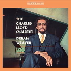 LLOYD CHARLES :  DREAM WEAVER  (PURE PLEASURE)

Il primo appuntamento in studio del quartetto di Charles Lloyd (sax tenore, flauto), con Keith Jarrett (pianoforte), Cecil McBee (basso) e Jack DeJohnette (battiria), � stato registrato e pubblicato solo pochi giorni prima che la band prendesse d'assalto i circuiti dei festival europei e americani. Sebbene le date dal vivo siano ormai leggenda, � facile trascurare le registrazioni, ma farlo sarebbe un errore. Dream Weaver � un progetto ben riuscito di una band in cui ogni membro ha una sua parte specifica che contribuisce alla costruzione del tutto. Jarrett era un iconoclasta che suonava figure armoniche dall'interno verso l'esterno e che faceva affidamento sul contrappunto per creare nuovi spazi e mai per riempirli. In Autumn Sequence i suoi assoli e il suo accompagnamento armonico sono stridenti e fantasiosi come le esplorazioni orientali di Lloyd. E poi c'� la sezione ritmica di McBee e DeJohnette, le cui invenzioni modali sugli intervalli rendono la suite Dream Weaver un esercizio a tempo aperto, consentendo a tutti i musicisti di girovagare al suo interno e prendere ci� che vogliono. Il set si chiude con un jam party di gruppo su Sombrero Sam, con Lloyd e Jarrett che propongono una serie di variazioni su una fantasia cubana. Non esiste registrazione di nuovi gruppi, uscita nel 1966, che possa essere paragonata a Dream Weaver.