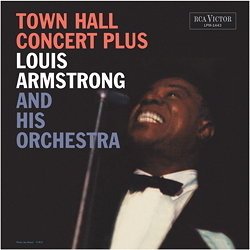 ARMSTRONG LOUIS :  TOWN HALL CONCERT PLUS  (PURE PLEASURE)

Town Hall Concert Plus comprende sei brani del famoso concerto che Louis Armstrong e la sua orchestra tennero nel 1947 al Town Hall di New York, pi altri brani che, seppure non cos famosi, sono tutti pi che degni della vostra attenzione. Il modo di suonare di Armstrong in questo periodo della sua carriera era qualcosa di unico e la sua presenza aveva un effetto vitalizzante su tutti i musicisti che collaboravano con lui. Jack Teagarden (trombone e voce), non ha mai suonato o cantato meglio di come ha fatto in questa occasione, soprattutto nel pezzo St. James Infirmary e anche Barney Bigard al clarinetto ha dato il meglio di s. Lo standard  molto alto, ma nessuno, per quanto bene suoni, pu avvicinarsi alla brillantezza di Louis Armstrong mentre si libra nel suo primo ritornello di Ain't Misbehavin' con il controllo e la maestosit di un gabbiano in volo. Save It, Pretty Mama  un tour de force, con Louis che suona un assolo supremo in cui tensione e rilassamento si alternano, regalando all'ascoltatore grandi emozioni sonore. I due brani con Duke Ellington (pianoforte) sono molto interessanti: soprattutto in Journey, il pianista suona il suo strumento in modo particolarmente piacevole. Snafu, un pezzo di gusto bop, non si addice molto a Louis Armstrong ma lui, come al solito, riesce a cavarsela anche in questo caso nel migliore dei modi. Little Girl e Mahogany Hall Stomp presentano un ritmo molto pi semplice e Louis suona in uno stile che per un attimo si discosta dal presente per avvicinarsi a quello dei giorni di New Orleans. Da non perdere in Mahogany Hall Stomp lo splendido ritornello eseguito da Kid Ory (trombone) e il contributo eccellente dei batteristi. Town Hall Concert Plus  un disco imperdibile: tutti i musicisti danno il massimo che possono e suonano con grande armonia e Satchmo con la sua tromba non poteva essere pi brillante e divertente!