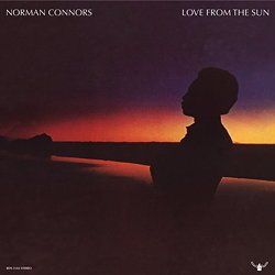 CONNORS NORMAN :  LOVE FROM THE SUN  (PURE PLEASURE)

Love from the Sun  ritenuta l'opus magnum della decennale carriera del maestro batterista, compositore, arrangiatore e produttore americano Norman Connor. Per il suo grande progetto Connors (batteria) cre un gruppo stellare che comprendeva la debuttante Dee Dee Bridgewater (voce), Herbie Hancock e Onaje Allan Gumbs (pianoforte e Fender Rhodes), Eddie Henderson (tromba e flicorno), Carlos Garnett (sax tenore e soprano), Gary Bartz (sax contralto e soprano), Buster Williams (basso), Bill Summers (percussioni, voce in Drums Around The World), Kenneth Nash (percussioni) e il maestro Hubert Laws (flauto). Nel brano Love From the Sun, Connors aggiunse anche Nathan Rubin al violino e Terry Adams al violoncello. Il disco inizia con il tema esotico del pezzo scritto e arrangiato da Hancock Revelation in cui la voce di Bridgewater si libra magnificamente tra le note del basso ostinato di Williams, i voli fantasiosi del flauto di Laws e gli assoli superbi e luminosi di Henderson. Carlos II di Garnett  un'altra grande composizione con assoli notevoli. Drums Around The World di Connors  un brano intenso con ritmi africani e latini esaltati dalla voce suggestiva di Summers. Uno dei punti salienti della registrazione  senza dubbio la gloriosa voce di Dee Dee Bridgewater nell'adorabile Love From The Sun di Richard Clay, arrangiata da Onaje Allan Gumbs. Kumakucha (The Sun Has Risen) di Elmer Gibson  un pezzo sfolgorante dalla musicalit ritmata con la batteria di Connor, le congas propulsive di Summers e Nash, gli emozionanti assoli di Bartz, l'infuocata tromba di Henderson e un furioso assolo di Hancock al pianoforte. Il set si conclude con una meravigliosa Holy Waters composta e arrangiata da Garnett con una rovente performance di Bridgewater e Garnett stesso scatenato in uno dei pi grandi assoli della sua leggendaria carriera. Registrato nell'ottobre del 1973 al Wally Heider's Studio A di San Francisco, Love from the Sun  davvero un grande disco!