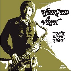 VICK HAROLD :  DON'T LOOK BACK  (PURE PLEASURE)

Don't Look Back, pubblicato originariamente da Strata East,  un album del sassofonista americano Harold Vick (1936-1987), registrato nel 1974, quando l'artista fu dimesso dall'ospedale dopo aver avuto un infarto: questa circostanza spiega in parte l'irrefrenabile passione con cui Vick si esibisce in questa sessione. Noto per aver suonato il sax tenore funky in alcuni dischi di John Patton e Jack McDuff negli anni '60, Harold Vick emerge in questo disco sia come eccellente musicista di soul jazz che come talentuoso compositore di brani sofisticati ed emozionanti (tutti i pezzi del disco suono suoi originali). A rendere Don't Look Back un lavoro di grande valore artistico ci sono inoltre gli assoli del leader e la straordinaria coesione tra i membri di un'ottima band la cui sezione ritmica  affidata al dream team composto da Billy Hart (batteria, percussioni) e Sam Jones (contrabbasso). Don't Look Back offre ballate malinconiche, swing leggero e taglienti groove funky, ma anche la breve e intensa riflessione che Vick fa sulle questioni sociali, ad esempio in Stop And Cop, non dovrebbe passare inosservata. Don't Look Back  uno dei migliori dischi di Strata East di sempre!