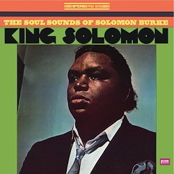 BURKE SOLOMON :  KING SOLOMON  (PURE PLEASURE)

Con la sua potente voce ed un'intensit fervente ma controllata, Solomon Burke  stato uno dei primi pionieri della musica soul, anche se il suo contributo a questo genere  stato riconosciuto solo nel 2003 quando ottenne un prestigioso Grammy con il disco Don't Give Up on Me. Dopo una lunga gavetta come solista nel coro della chiesa di Filadelfia e come conduttore di vari programmi radio, nel 1960 Burke firm un contratto con la Atlantic Records con cui realizz alcuni dei primi dischi soul nei quali mescolava il suo stile gospel con canzoni prese in prestito dal r&b e dal rock'n'roll: King Solomon, registrato nel 1968,  uno di questi. Il disco inizia in modo entusiasmante con una cover di It's Been A Change di Pops Staples in cui Burke sfoggia la sua voce piena di passione mentre i coristi creano l'atmosfera gospel. Con un'intensit che brucia lentamente, Take Me (Just As I Am) propone un soul dolce e sfumato, mentre in Time Is A Thief, un grande successo del musicista country Mickey Newbury, The King mescola soul e country con la stessa abilit con cui lo faceva Ray Charles. E' difficile immaginare come un cantante cos talentuoso non sia mai diventato una vera star importante. Tuttavia Pure Pleasure ha deciso di omaggiarlo con un vinile di eccellente qualit dalle sonorit bilanciate con la voce soul di Burke sempre in primo piano.