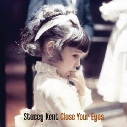 KENT STACEY :  CLOSE YOUR EYES  (PURE PLEASURE)

Stacey Kent  cresciuta a New York circondata dalla musica di Frank Sinatra, Nat King Cole e dei maestri del jazz dell'era swing. Prima di intraprendere la carriera di cantante, Kent ha imparato ad amare il repertorio della canzone popolare americana e questo si sente in ogni nota che canta. Nel disco Close Your Eyes  possibile apprezzare la straordinaria padronanza vocale di questa artista. In Day In, Day Out, ad esempio, spicca l'incredibile facilit della cantante nel variare lo schema ricorrente del titolo della canzone. Swing, variazione elegante, intonazione e dizione impeccabile: queste sono tutte le caratteristiche che possiede un'affermata cantante jazz e unirle tutte  un vero colpo di genio. Ci che rende Stacey Kent cos straordinaria  il suo 'suono': la sua voce  uno strumento impressionante che nel tono e nel timbro si avvicina alle sonorit di Mildred Bailey, Billie Holiday ed Ella Fitzgerald. Naturalmente tutta la magia fin qui descritta potrebbe essere rovinata da un accompagnamento inappropriato, ma Kent  accompagnata dal suo quintetto e questo non succede. La collaborazione tra la voce di Stacey ed il sassofono tenore di Jim Tomlinson  sublime. Perfetta  anche l'armonia tra tutti i musicisti della formazione che sono David Newton (pianoforte), Colin Oxley (chitarra), Andy Cleyndert (basso) e Steve Brown (batteria). Come ha detto il musicista jazz inglese e critico Humprey Lyttelton, Close Your Eyes   un esercizio spudorato di seduzione di gruppo.