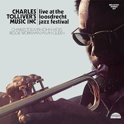 TOLLIVER CHARLES :  LIVE AT THE LOOSDRECHT JAZZ FESTIVAL  (PURE PLEASURE)

Charles Tolliver, classe 1942, ha debuttato nel mondo discografico con il gigante del sassofono Jackie McLean su Blue Note Records nel 1964. Da quel momento si  imposto come uno dei trombettisti e compositori jazz pi importanti di tutti i tempi che vanta anche una preziosa nomination ai Grammy per il disco With Love. Con una carriera che dura da cinque decenni, Tolliver ha registrato e suonato con grandi artisti come Roy Haynes, Horace Silver, McCoy Tyner, Sonny Rollins, Booker Ervin, Gary Bartz, Herbie Hancock, Art Blakey & the Jazz Messengers, solo per citarne alcuni. Il doppio Live at the Loosdrecht Jazz Festival propone jazz di altissima qualit e intensit. Si tratta di una registrazione effettuata dal vivo, nei Paesi Bassi, nel 1972 durante il Loosdrecht Jazz Festival e vede Tolliver (tromba, flicorno) al fianco di Alvin Queen (batteria), John Hicks (pianoforte) e Reggie Workman (basso). La tracklist propone gli originali di Tolliver Grand Max, Truth e Our Second Father, oltre a Prayer for Peace di Stanley Cowell e Repetition di Neal Hefli. Live at The Loosdrecht Jazz Festival  un disco splendido, interpretato da quattro eccellenti musicisti che suonano un jazz energico e appassionato.