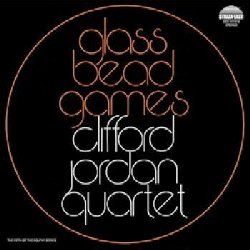 JORDAN CLIFFORD :  GLASS BEAD GAMES  (PURE PLEASURE)

Glass Bead Games  senza dubbio un gioiello del cosiddetto Strata East movement, un genere a met strada tra post-bop, avant-garde anni '70 e jazz spirituale con una pennellata di groove. Glass Bead Games  un disco sorprendente interpretato da un quartetto d'eccezione che oltre a Jordan al sax tenore, vede la presenza di Bill Lee, il padre di Spike, un bassista superlativo che merita una fama maggiore di quello del figlio, di Billy Higgins, un batterista irripetibile capace di ispirare la fiamma collettiva e di Stanley Cowell, pianista di grande abilit. Clifford Jordan era un artista di prim'ordine con uno stile disinvolto e concentrato, maturo e saggio che non amava l'autocompiacimento tanto di moda in quel periodo e che forse per questo era lasciato un po' da parte. La sua retorica musicale  cos espressiva e avvincente che l'ascoltatore potrebbe anche non rendersi conto della straordinaria tecnica richiesta da un tale stile. Nel disco i momenti culminanti, piuttosto che enunciati, sono semplicemente suggeriti, creando nell'ascoltatore un impatto profondo e duraturo. Jordan non si accontenta, come fanno molti, di un mero dialogo con i suoi compagni, ma inizia a raccontare una storia che  cos avvincente che anche i suoi tre musicisti sono desiderosi di contribuire alla narrazione. Glass Bead Games  una brillante produzione musicale di un sassofonista influenzato da Coltrane ma che non vuole imitare banalmente il suo maestro. Jordan suona in modo naturale e mai forzato, il che gli permette di dissolvere i confini tra composto e improvvisato, solista ed ensemble, narratore e narrato, regalando al pubblico un disco che non si smetterebbe mai di ascoltare.