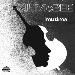 McBEE CECIL :  MUTIMA  (PURE PLEASURE)

Mutima, del bassista Cecil McBee per l'etichetta Strata East,  una registrazione fondamentale della moderna musica improvvisata nonch un documento sonoro fondamentale in cui l'artista, nella met degli anni '70, dimostrava di essere un leader della scena jazz internazionale. McBee, oggi quasi novantenne, come musicista ha una tecnica sbalorditiva, idee armoniche ricche e uno swing instancabile, ma  come compositore che si distingue da tutti gli altri musicisti della sua generazione. Life Waves  un pezzo straordinario di musica composta e improvvisata, con una breve sezione di fiati che d l'avvio al basso di McBee. Le linee sfacciate del trombettista Tex Allen, l'incendiario sax tenore di George Adams e il pi riflessivo sax contralto di Allen Braufman indugiano negli assoli contrastanti, mentre il batterista Jimmy Hopps alimenta i carboni ardenti. Il pezzo da cui prende il titolo il disco,Mutima, 'ovvero 'forze invisibili', ha una lunga melodia vertiginosa che si accende e si spegne su una base samba. Il leggendario, purtroppo sottovalutato, flautista Art Webb brilla in Feeling e nell'atipico e contemporaneo Tulsa Black, in cui appare anche Cecil McBee Jr al basso elettrico. Voice of the Seventh Angel sfoggia un arrangiamento complesso insieme al bel canto di una giovane Dee Dee Bridgewater, mentre in From Within McBee Sr si esibisce da solo, suonando due bassi acustici. In realt, la grande carriera di McBee  iniziata ben prima di questa registrazione del 1974: il bassista aveva infatti collaborato con Charles Lloyd, Alice Coltrane, Pharoah Sanders, Yusef Lateef, Charles Tolliver e tanti altri grandi artisti. Mutima ha per contribuito in modo determinante a consolidare la sua statura di artista, facendogli ottenere un ruolo fondamentale nell'Olimpo del jazz.