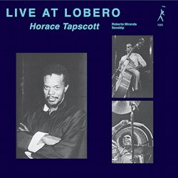 TAPSCOTT HORACE :  LIVE AT LOBERO  (PURE PLEASURE)

Casa Pure Pleasure propone Live at Lobero, l'attesa ristampa di uno degli album live pi apprezzati del trio del leggendario pianista e compositore di Los Angeles, Horace Tapscott (1934-1999). La formazione, composta da Tapscott (pianofort), Roberto Miranda (contrabasso) e Sonship (batteria), propone tre originali del pianista americano il primo dei quali  Sketches of Drunken Mary in cui lo strumento di Tapscott ha un suono brillante che ruota attorno alle note liriche e davvero toccanti del basso. Il pezzo si chiude con un lungo assolo di batteria che lascia senza parole. Raisha's New Hip Dance  un brano incantevole che inizia con le sorprendenti note potenti e un po' cupe del pianoforte: le mani di Tapscott sulla tastiera vanno in direzioni opposte, a un certo punto si incontrano, ma poi ricominciano il percorso tutto da capo. Il pezzo scelto per chiudere il disco  Dark Tree, una grande opera che presenta una colossale linea ripetuta davvero ipnotica. Il trio esplode e forma una corrente sonora circolare immensamente propulsiva: Roberto Miranda esegue un assolo di contrabbasso sorprendente mentre Sonship regala al pubblico un assolo cosmico di gong, piatti e batteria. Live at Lobero  un disco imperdibile!