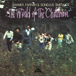 FARRAH SHAMEK & SMITH SONELIUS :  THE WORLD OF THE CHILDREN  (PURE PLEASURE)

The World of the Children  un incredibile disco di spiritual soul jazz, uno degli album pi rari dell'etichetta Strata East! L'appasionato sax alto di Shamek Farrah  abbinato al mistico pianoforte di Sonelius Smith, per una sessione assolutamente memorabile che definisce virtualmente l'essenza del suono Strata East. La musica  libera, ma non troppo, lirica, ma mai indulgente, sempre piena di immaginazione e con un ritmo vertiginoso. Con un gruppo di musicisti stellare, Farrah e Smith accompagnano l'ascoltatore in un viaggio che parla alla mente, all'orecchio e all'anima. Il disco inizia con la suggestiva title track di quasi 10 minuti di durata: dopo un semplice dialogo di percussioni e accordi di piano, l'intro si trasforma in una jam session strepitosa quando Shamek Farrah (sassofono contralto) e Joseph Gardner (tromba) si uniscono. Gardner esegue il primo assolo con sequenze nitide e trillanti. Farrah apporta una sfumatura esotica con il suo contralto, spingendo i confini tonali. La sezione ritmica composta Sonelius Smith (pianoforte) Kiyoto Fuiwara e Milton Suggs (contrabbasso), Freddie Wrenn (batteria) e Tony Waters (percussioni) sostiene l'intensit. Smith che  anche il compositore brilla al pianoforte acustico con un'improvvisazione complicata e trascendentale che incorpora motivi sia latini che africani. Segue un'altra composizione di Smith, Conversation Piece, con la penetrante tromba di Gardener seguita dall'esclusivo tocco free jazz di Farrah. Smith articola la sua destrezza improvvisativa con ariose notazioni della mano destra e accordi muscolosi. Quando l'ensemble si unisce, il suono e la chimica sono palpabili. Il lato B del disco offre una master class sul contrabbasso: Milton Suggs smonta qualsiasi stereotipo che vede questo strumento come semplice supporto, scivolando attraverso una variet di tempi e dimostrando una grande finezza strumentale. Nella composizione di Farrah, People Puttin' People Through Changes, la formazione si avvicina a un'atmosfera bebop con il sassofono e la tromba perfettamente abbinati: Farrah si addolcisce in un assolo blues prima che Gardner dia una lettura jazz pi classica. L'eloquenza minimalista di Smith al pianoforte  davvero potente. Gardner  invece il compositore del pezzo di chiusura, Julius, in cui la band prende il ritmo grazie alla linea di basso di Kiyoto Fuiwar ed allo straordinario lavoro di Freddie Wrenn alla batteria. The World of the Children  un disco da ascoltare e riascoltare: ogni volta si scopriranno particolari di cui non ci si era ancora accorti!