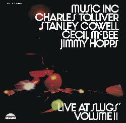 TOLLIVER CHARLES / MUSIC INC. :  LIVE AT SLUGS' VOLUME II  (PURE PLEASURE)

La seconda parte dell'appuntamento con Charles Tolliver e la sua band, Music Inc., al noto jazz club Slugs' di New York City  avvincente quanto la prima. Live at Slugs' Volume II propone ulteriori tre originali scritti da alcuni membri del gruppo: Spanning e Our Second Father (Dedicated to the Memory of John Coltrane) di Charles Tolliver e Wilpan's di Cecil McBee. Nel suo toccante tributo a Coltrane, Tolliver non solo dimostra di essere un eccellente compositore, ma anche un trombettista capace di suonare il suo strumento in modo semplicemente sbalorditivo. Anche la sezione ritmica di Cecil McBee (basso) e Jimmy Hopps (batteria) merita una menzione: i due musicisti guidano il quartetto in modo simile a quanto fecero Jimmy Garrison ed Elvin Jones con Coltrane. E poi c' Stanley Cowell, purtroppo scomparso nel 2020, fondatore dell'etichetta Strata East, che sembra suonare il pianoforte con sei mani, tanta  la sua destrezza. I fan pi accaniti del jazz dovrebbero avere nella propria collezione Live at Slugs' Volume II come pure il primo volume, due dischi davvero essenziali con cui riscoprire una formazione che nella propria carriera ha sempre fatto scelte artistiche molto coraggiose.